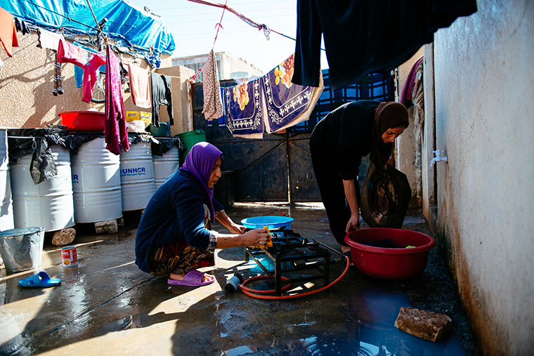 IDP women in their make-shift outdoor kitchen